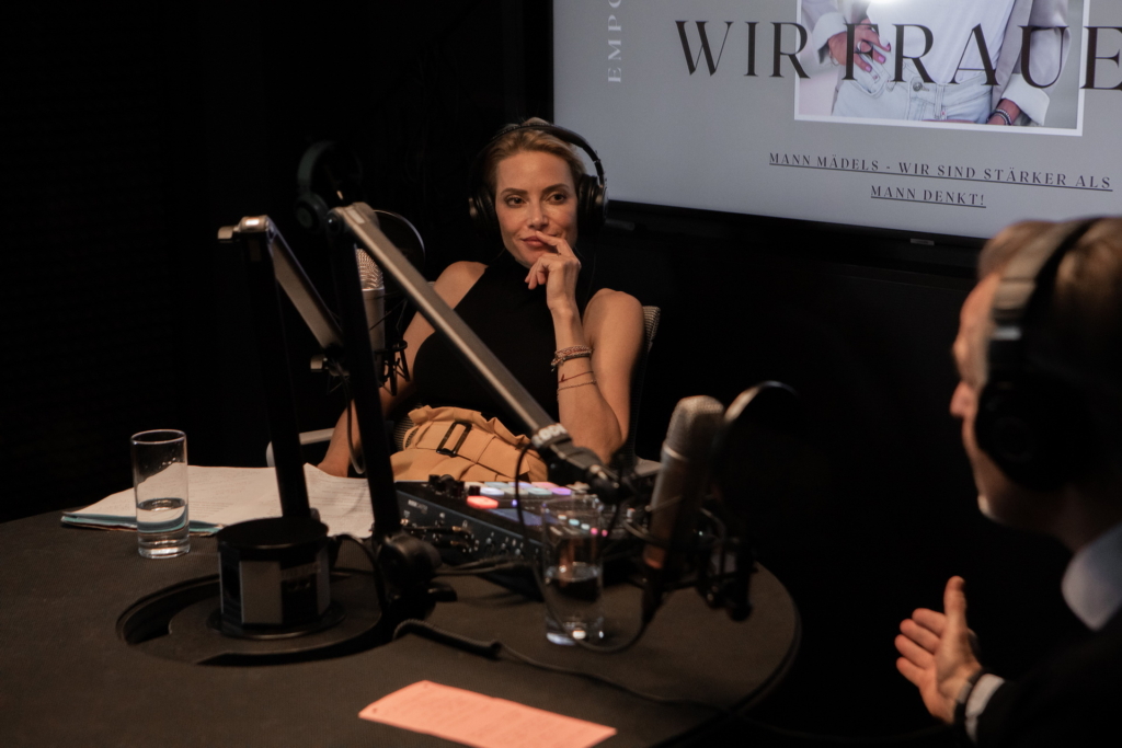 Sarah Valentina Winkhaus im Podcast-Studio am Mikrofon