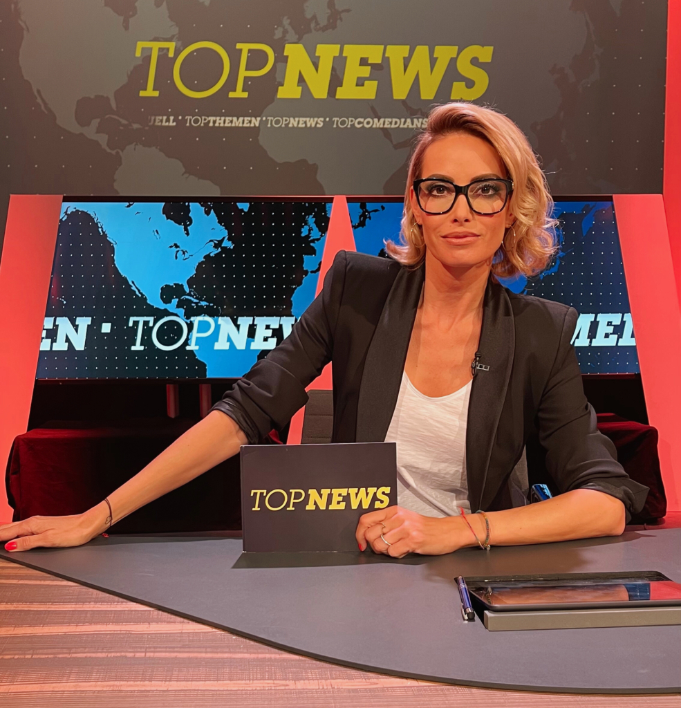 Sarah Valentina Winkhaus als Moderatorin im Fernsehstudio